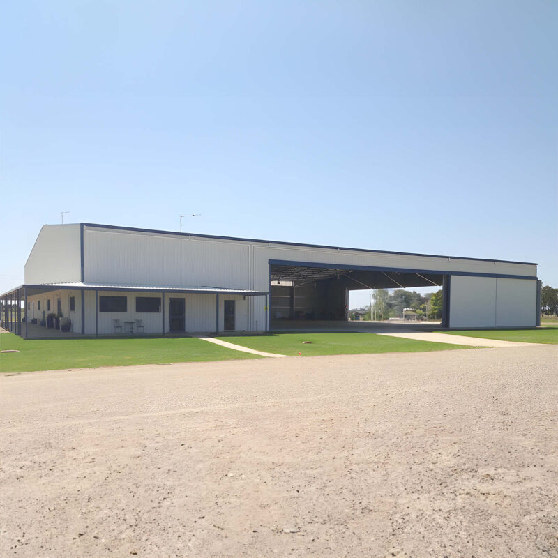 Grand bâtiment métallique